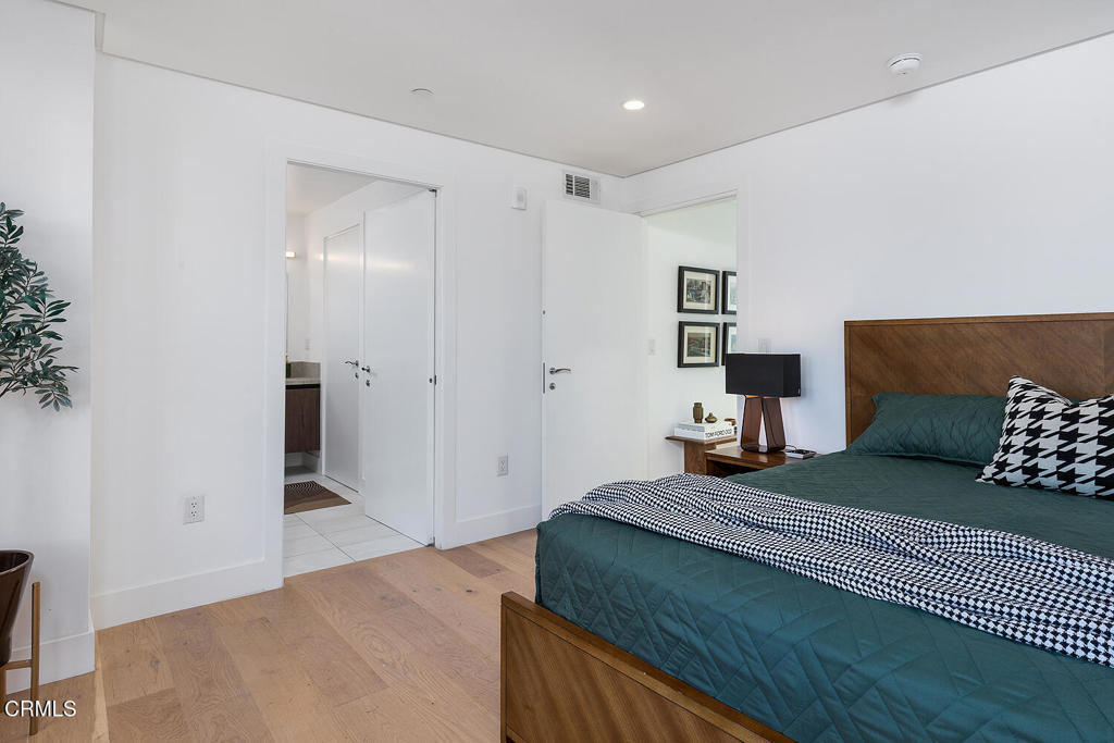 399 East Del Mar Boulevard, Unit 308 Pasadena, CA 91101 - Photo 19 of 32 a bedroom with a bed and a night stand