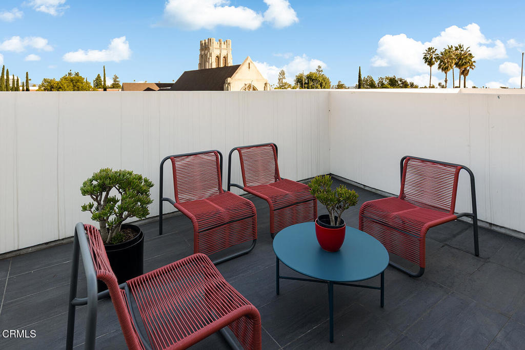 399 East Del Mar Boulevard, Unit 308 Pasadena, CA 91101 - Photo 24 of 32 a balcony with table and chairs