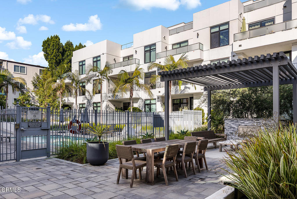 399 East Del Mar Boulevard, Unit 308 Pasadena, CA 91101 - Photo 27 of 32 a view of a chairs and table in the patio