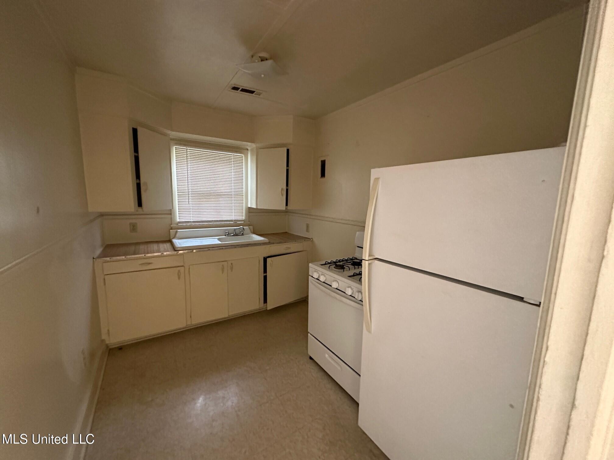 500 Avery Street Cleveland, MS 38732 - Photo 9 of 12 kitchen