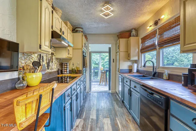 $539,700 | 1708 Highway 143, Roan Mountain, TN 37687