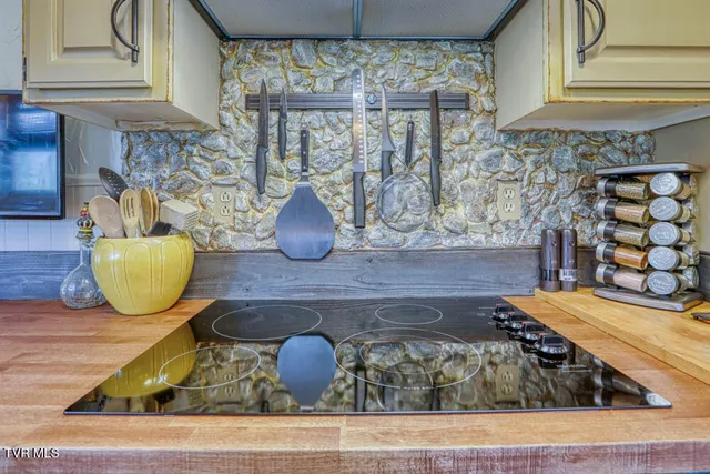 $539,700 | 1708 Highway 143, Roan Mountain, TN 37687