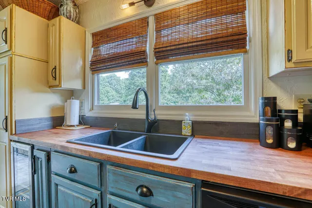 $539,700 | 1708 Highway 143, Roan Mountain, TN 37687