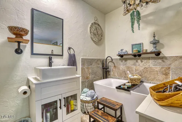 $539,700 | 1708 Highway 143, Roan Mountain, TN 37687