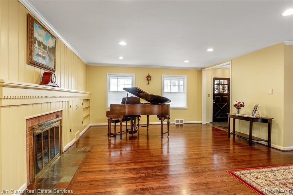 61 Colonial Road Grosse Pointe Shores, MI 48236 - Photo 10 of 47