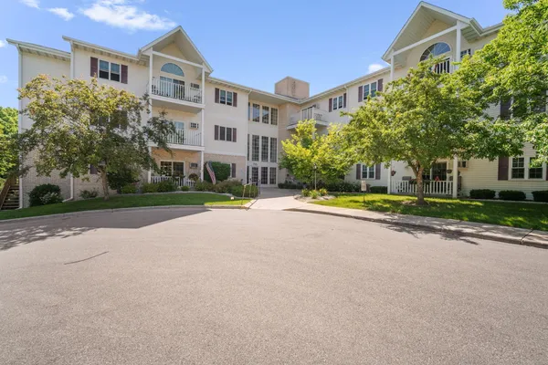 $189,900 | 715 Canterberry Court, Unit 101, West Bend, WI 53090