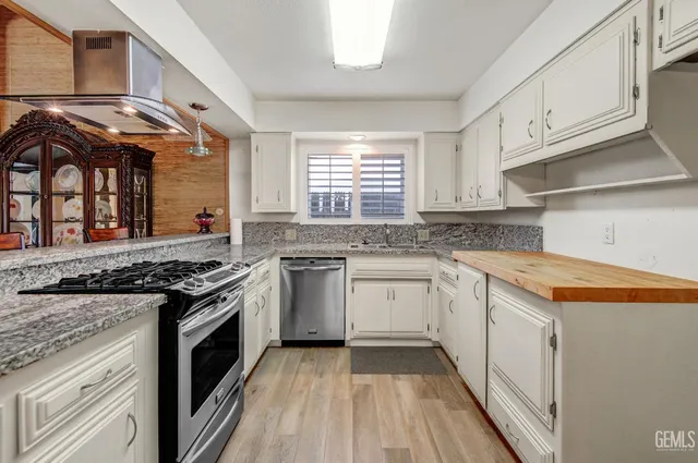 a view of dinning table and chairs in patio