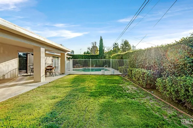 a view of a pathway of a house