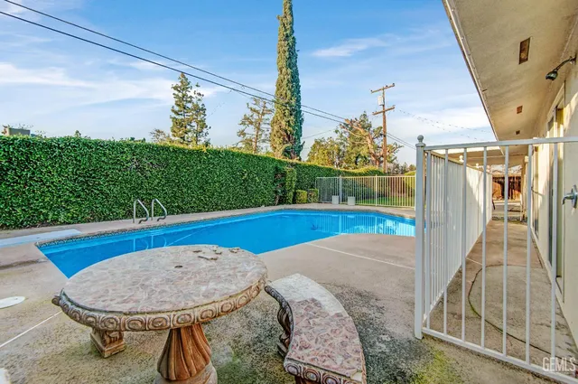 a view of a backyard