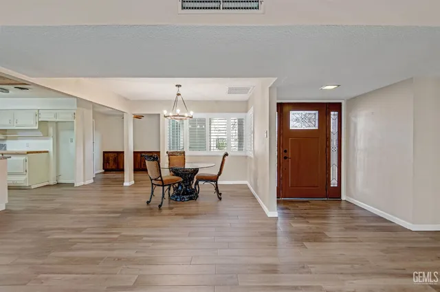 a view of a livingroom with furniture and a ceiling fan