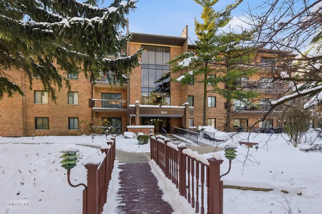 $265,000 | 7502 Farmingdale Drive, Unit 206, Darien, IL 60561