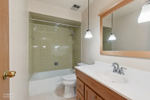 $265,000 | 7502 Farmingdale Drive, Unit 206, Darien, IL 60561