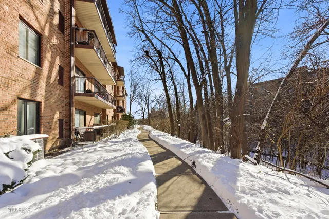 $265,000 | 7502 Farmingdale Drive, Unit 206, Darien, IL 60561