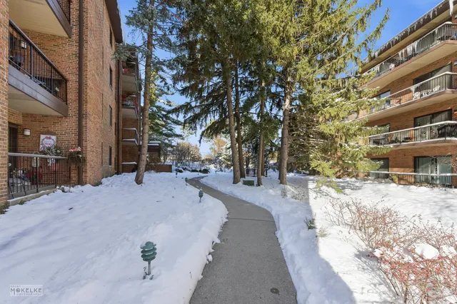 $265,000 | 7502 Farmingdale Drive, Unit 206, Darien, IL 60561