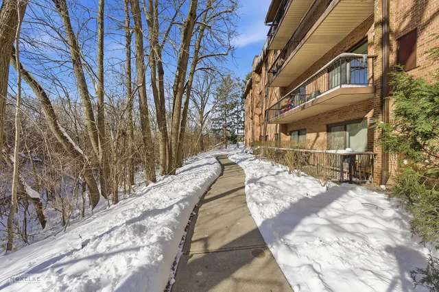 $265,000 | 7502 Farmingdale Drive, Unit 206, Darien, IL 60561