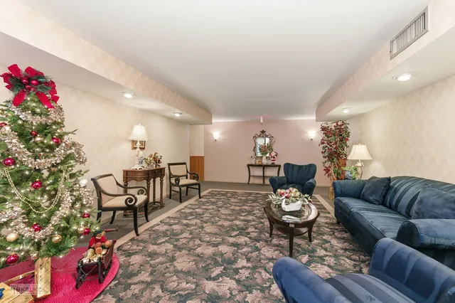$265,000 | 7502 Farmingdale Drive, Unit 206, Darien, IL 60561