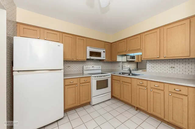 $265,000 | 7502 Farmingdale Drive, Unit 206, Darien, IL 60561