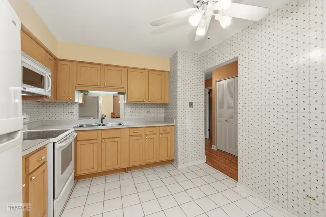 $265,000 | 7502 Farmingdale Drive, Unit 206, Darien, IL 60561