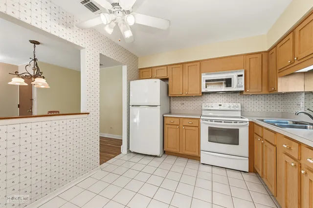 $265,000 | 7502 Farmingdale Drive, Unit 206, Darien, IL 60561