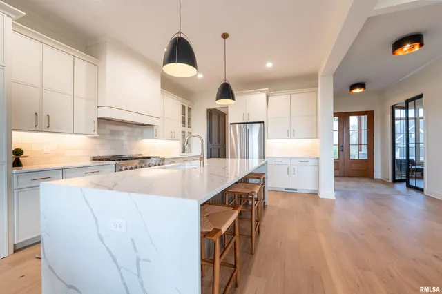 $1,249,000 | 6830 Wilderness Pointe, Bettendorf, IA 52722