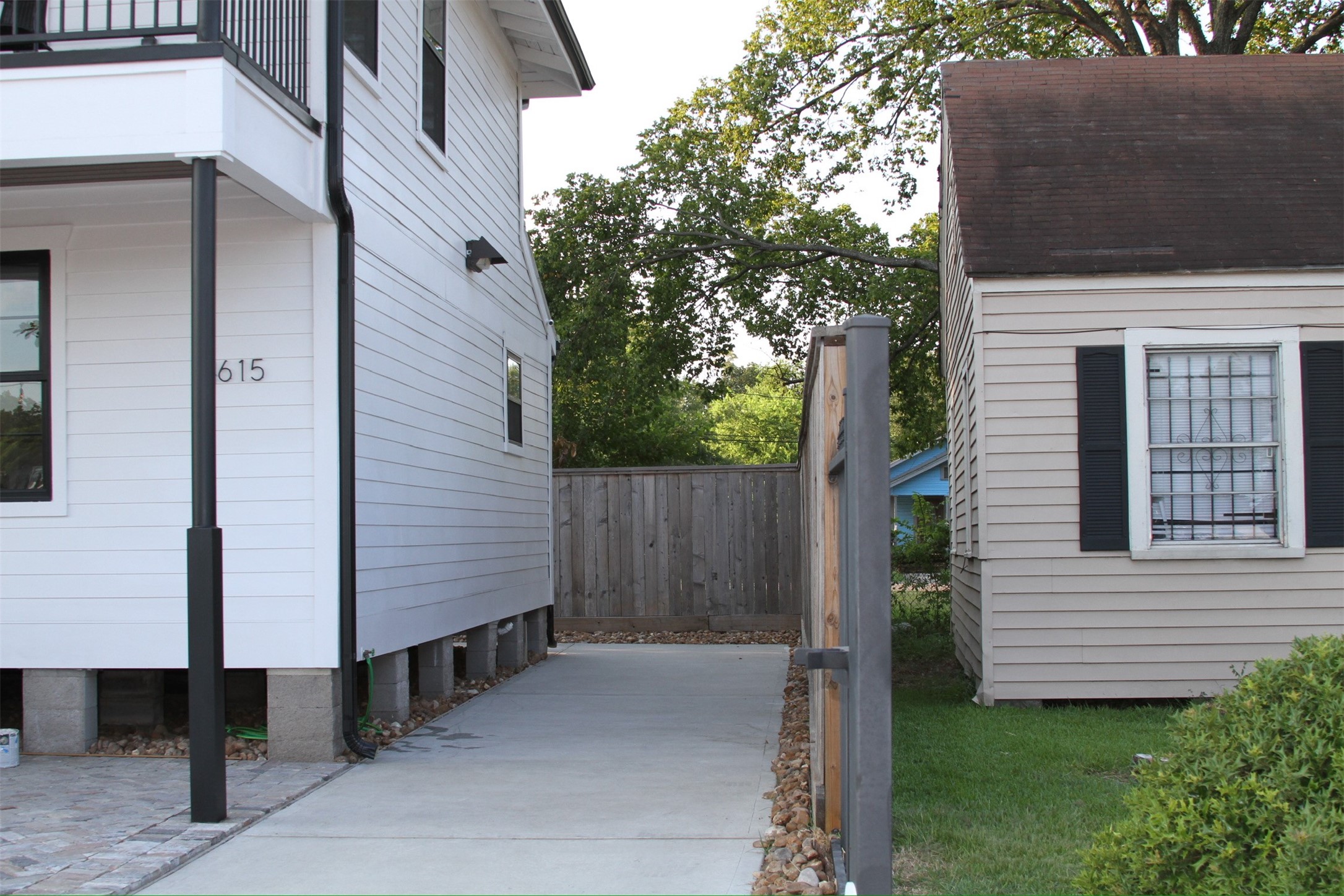 4615 Orange Street Houston, TX 77020 - Photo 24 of 25 Front Driveway