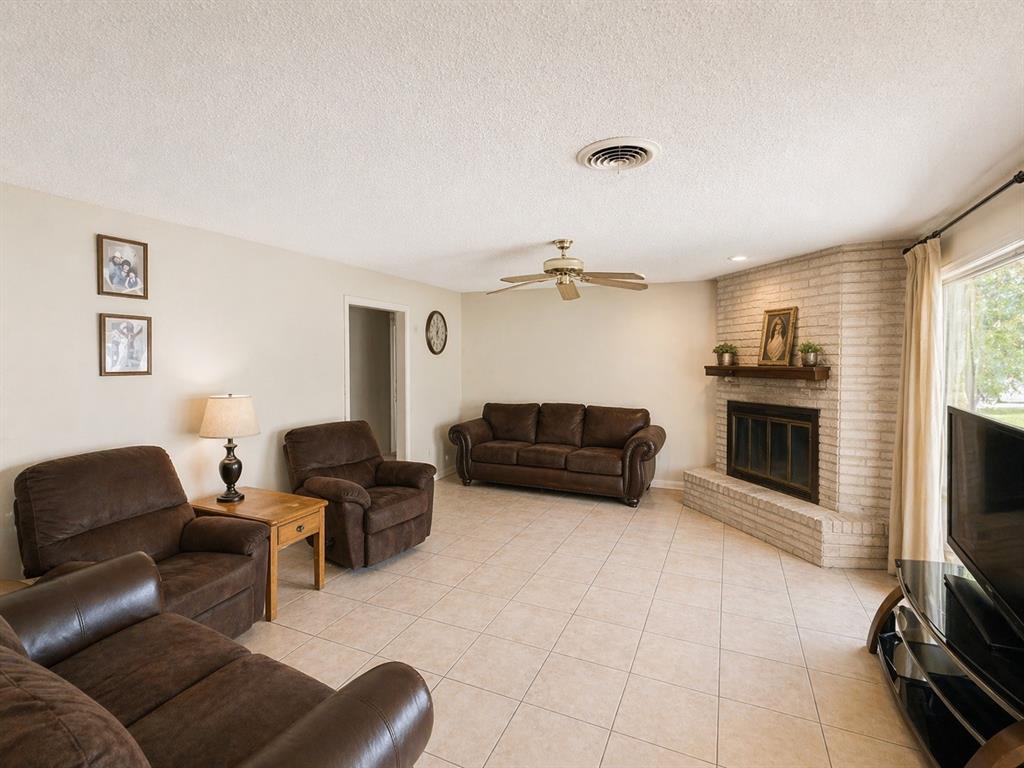 504 Aspen Road Gainesville, TX 76240 - Photo 2 of 11 a living room with furniture and a flat screen tv