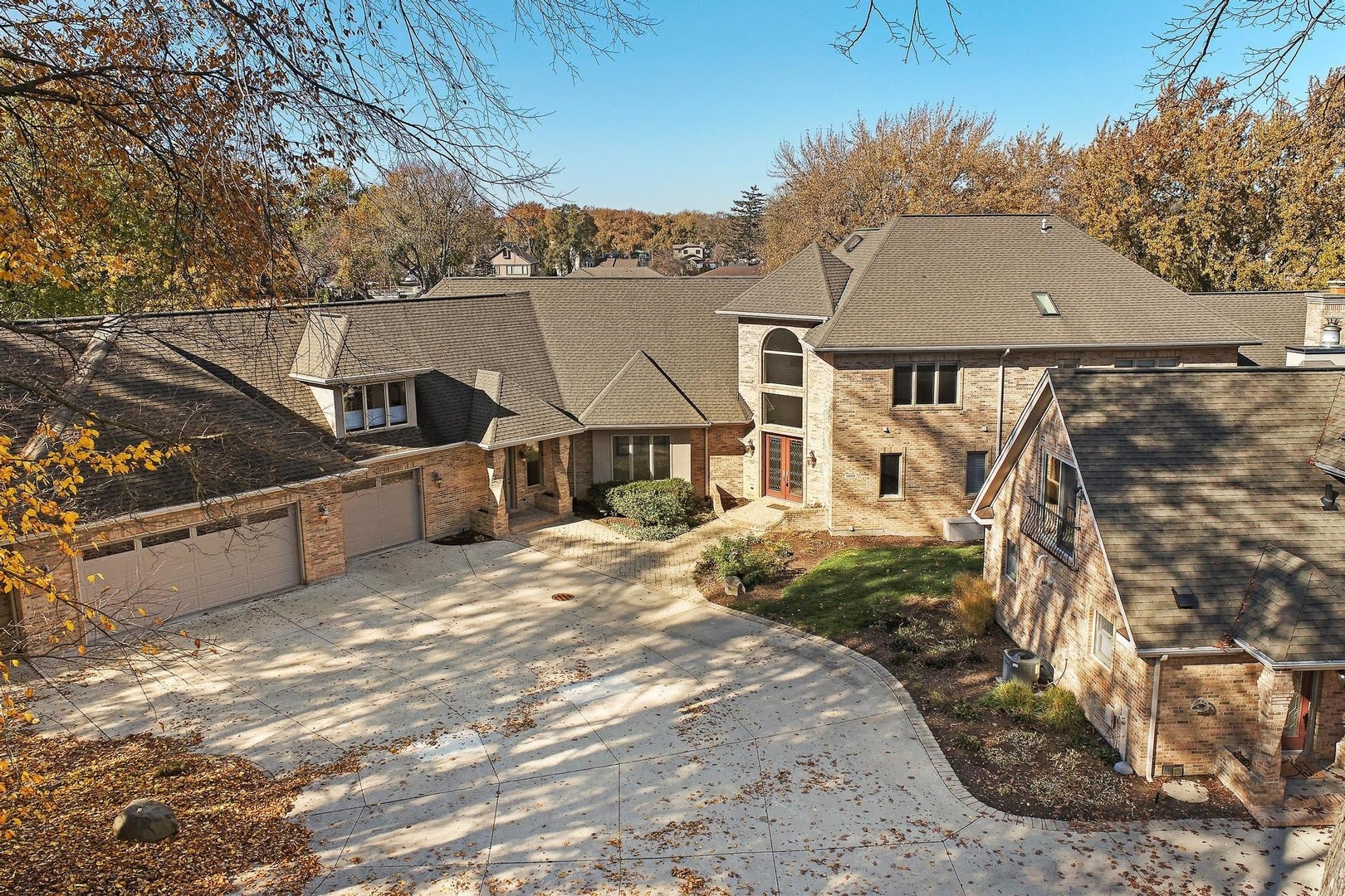 a view of a house with a backyard