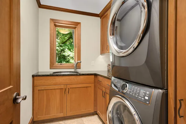 $895,000 | 4902 Beacon Hill Road, Minnetonka, MN 55345