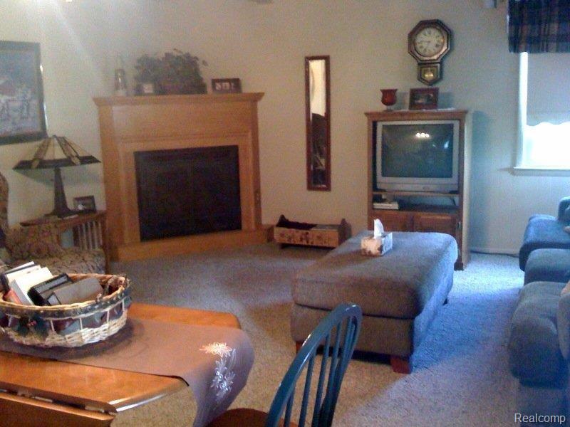 27979 King Road Romulus, MI 48174 - Photo 4 of 8 family room