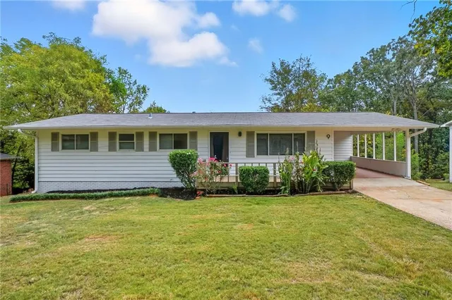 a view of a house with a yard