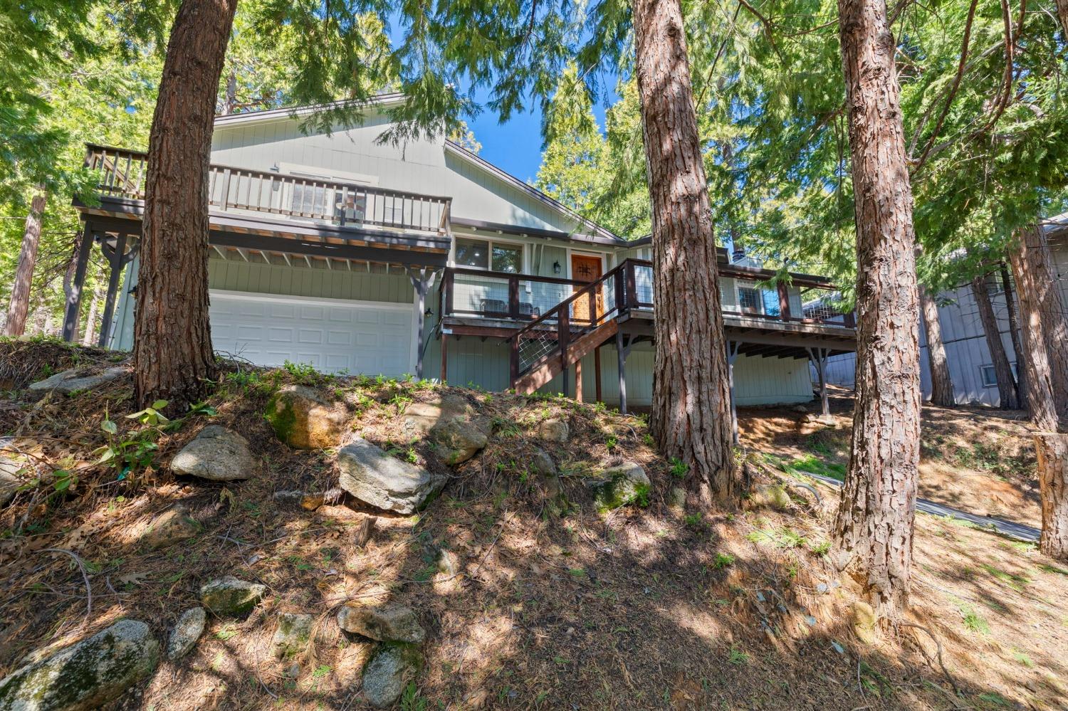 24014 Pine Cone Road Twain Harte, CA 95383 - Photo 34 of 43 a backyard of a house with lots of green space