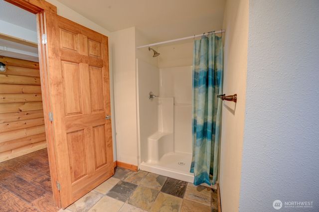 a view of a house with backyard and garden