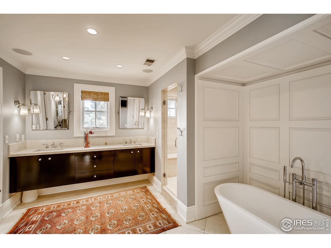 435 Valley View Drive Boulder, CO 80304 - Photo 18 of 40 a spacious bathroom with a bathtub and a sink