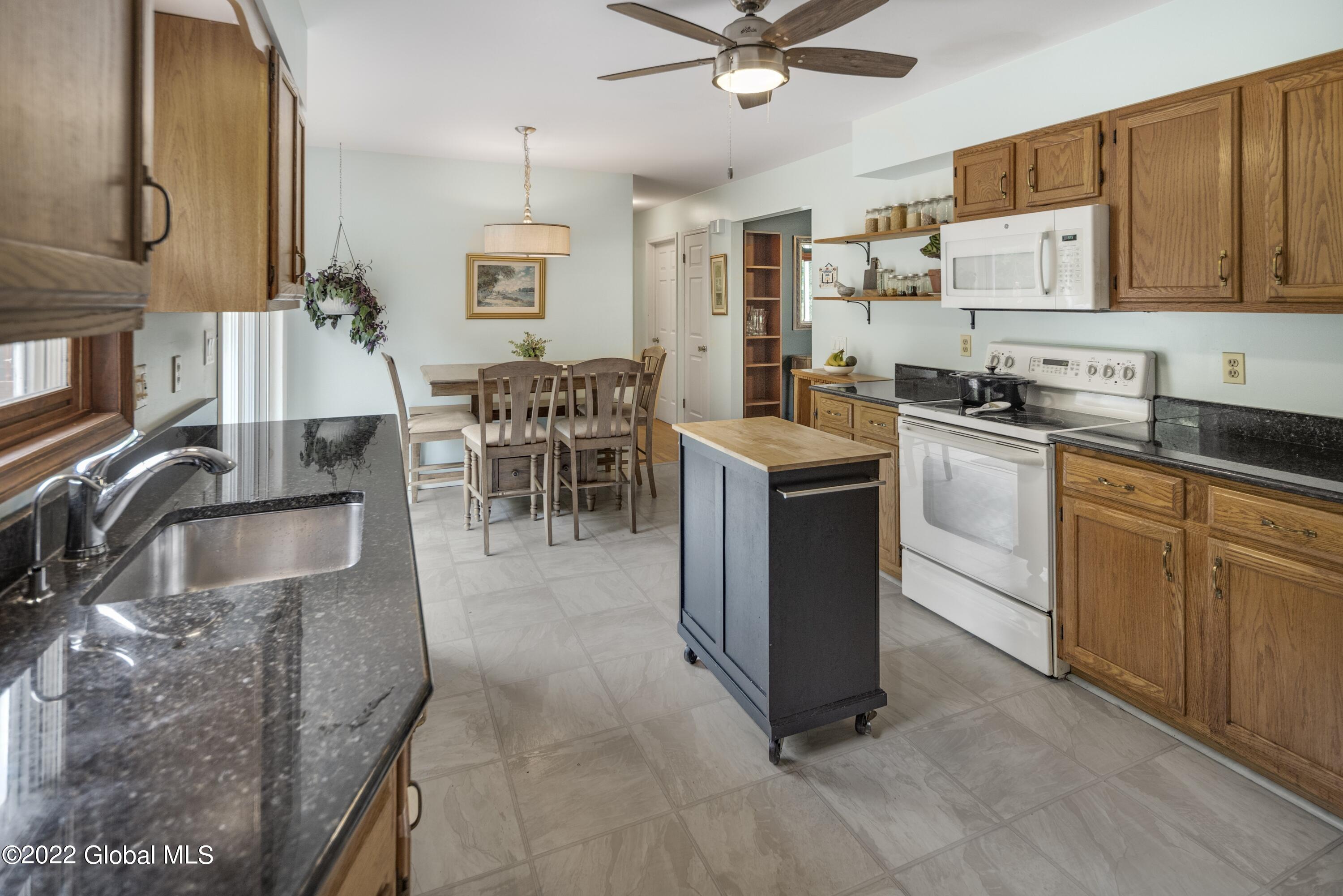 2580 Aqueduct Road Schenectady, NY 12309 - Photo 4 of 21 018-2580-aqueduct-road-niskayuna-ny-usa-