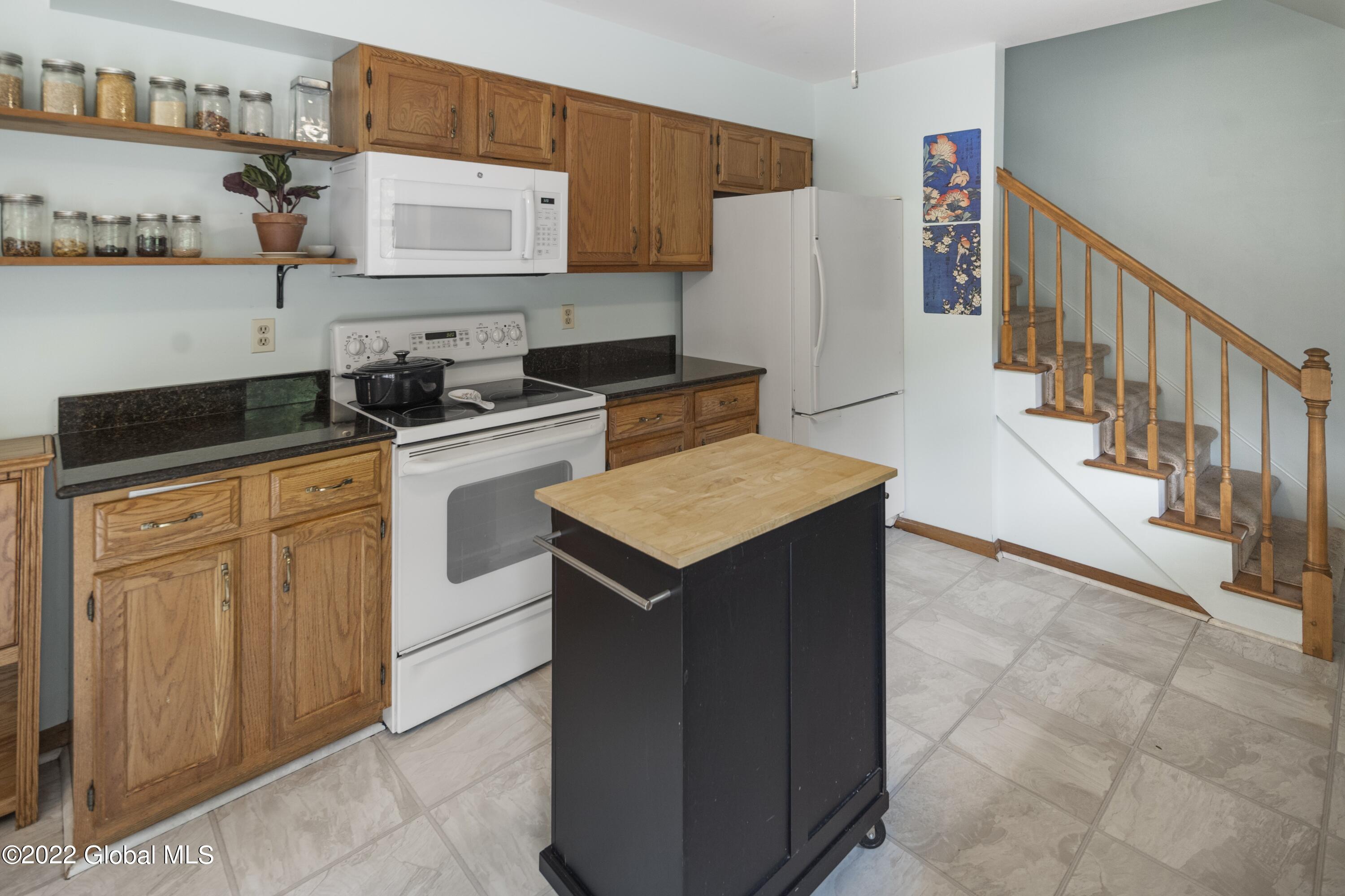 2580 Aqueduct Road Schenectady, NY 12309 - Photo 5 of 21 016-2580-aqueduct-road-niskayuna-ny-usa-