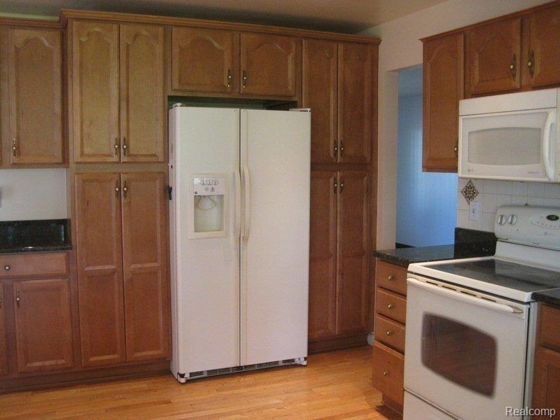7599 Kingsbridge Road Canton, MI 48187 - Photo 6 of 29 Kitchen view 3