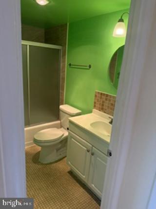 1121 University Boulevard West, Unit 1312 Silver Spring, MD 20902 - Photo 13 of 17 Vibrant green bathroom oasis.