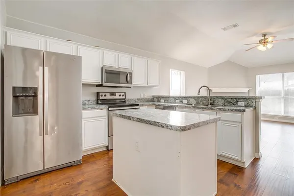 $2,300 | 927 Simon Drive, Cedar Hill, TX 75104