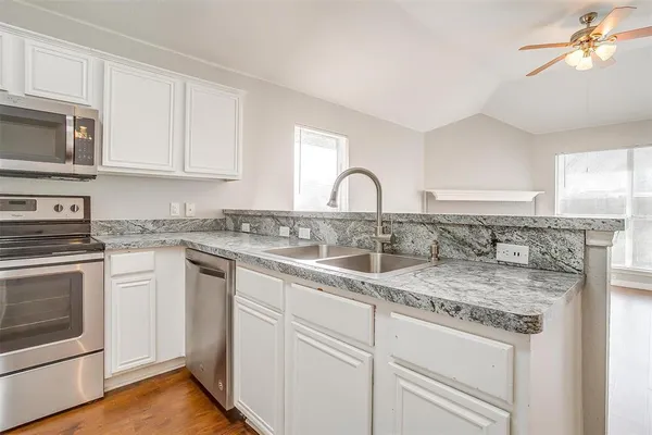 $2,300 | 927 Simon Drive, Cedar Hill, TX 75104