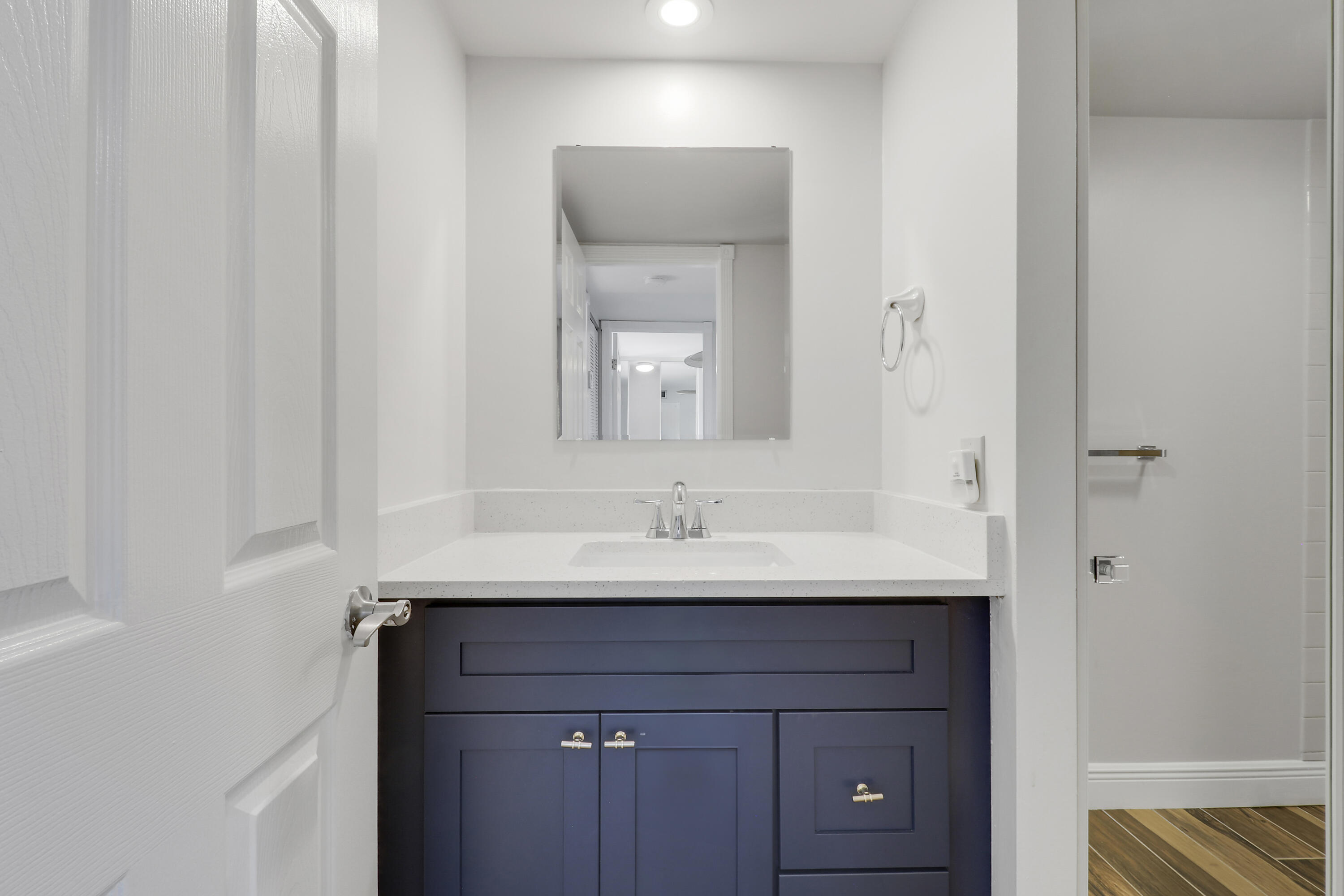 2324 23rd Court, Unit 55D Jupiter, FL 33477 - Photo 27 of 41 Guest bath