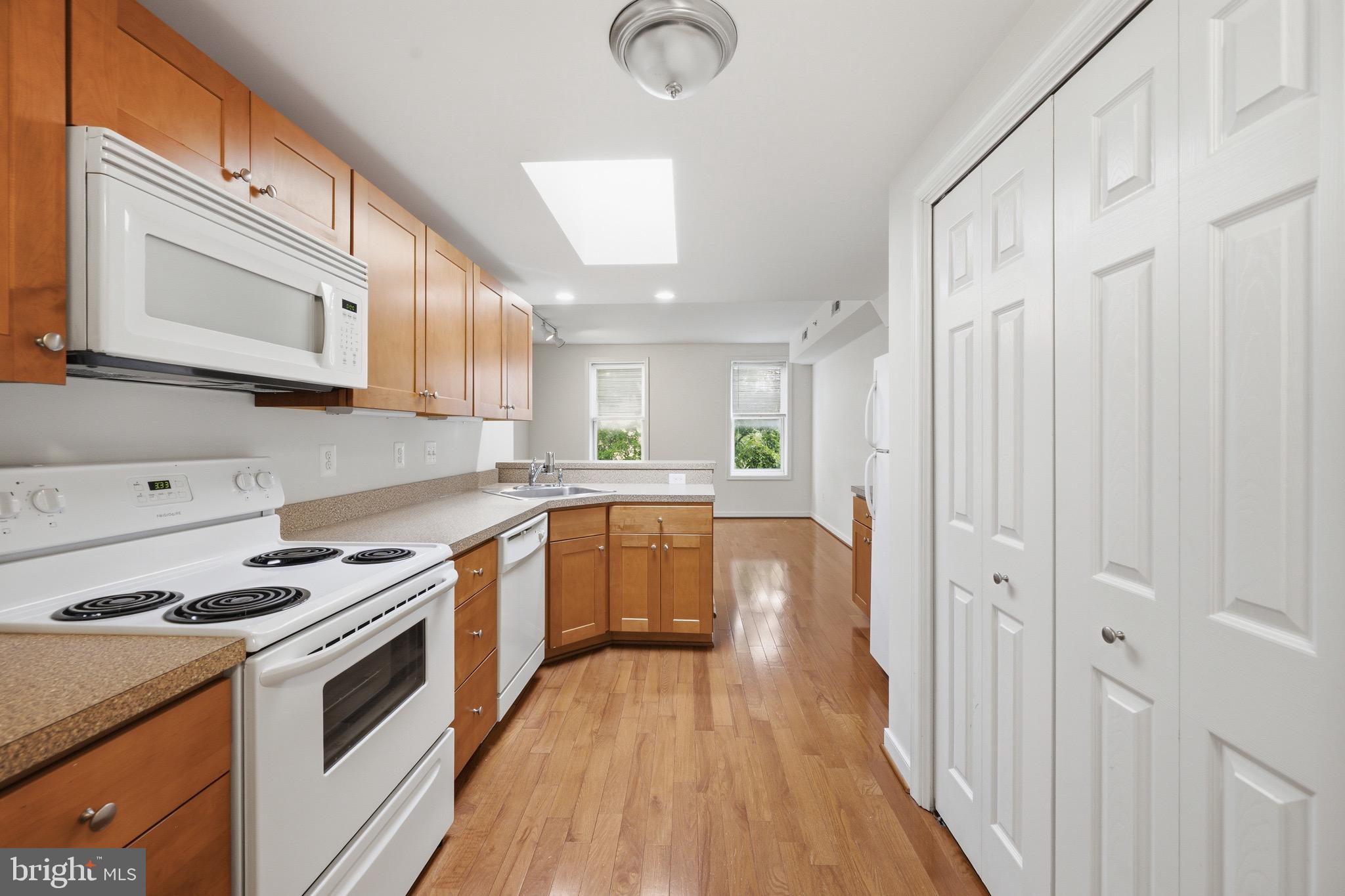 910 South Charles Street, Unit B Baltimore, MD 21230 - Photo 11 of 45 Kitchen w/ Skylight