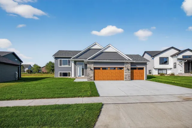 $479,900 | 239 Stonelake Drive Southeast, Rochester, MN 55904