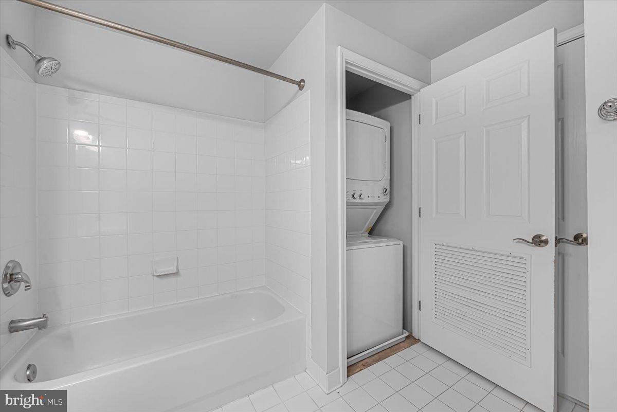 11710 Old Georgetown Road, Unit 121 North Bethesda, MD 20852 - Photo 16 of 35 a bathroom with a shower and a tub