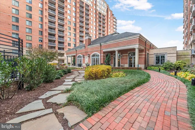 $2,100 | 11710 Old Georgetown Road, Unit 121, North Bethesda, MD 20852