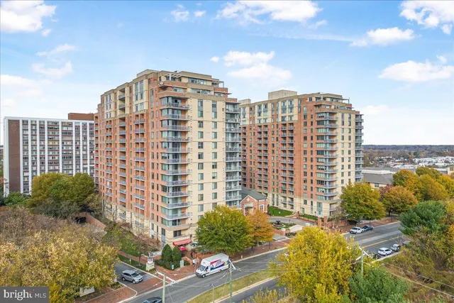 $2,100 | 11710 Old Georgetown Road, Unit 121, North Bethesda, MD 20852