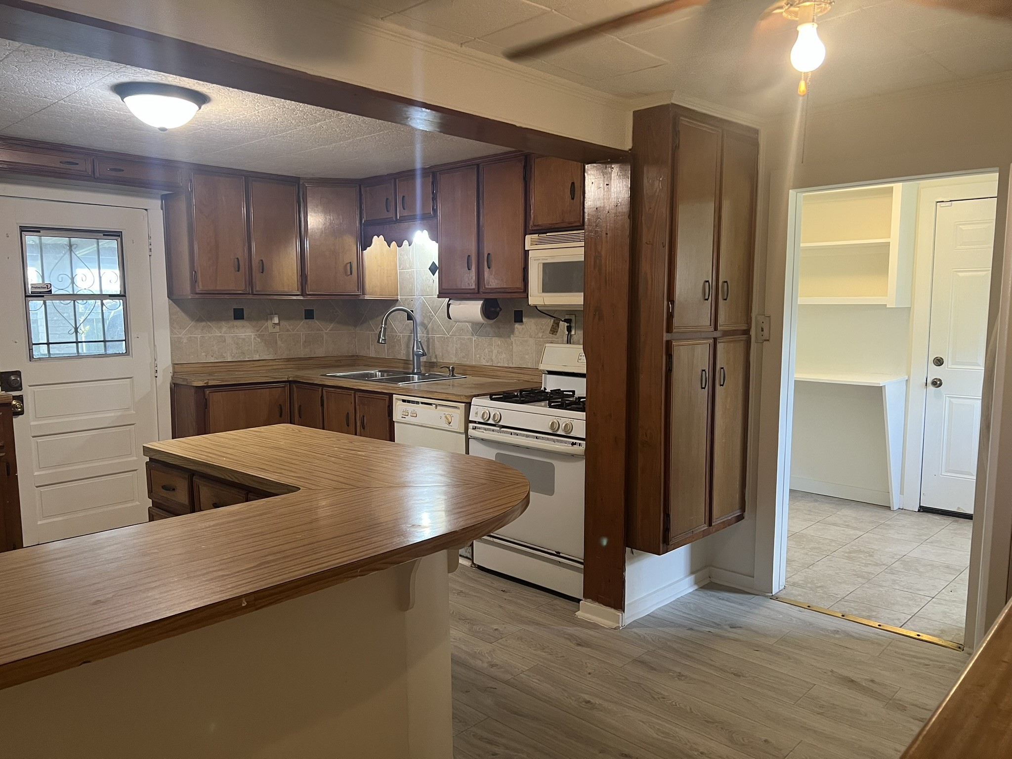 2605 Delafield Street Houston, TX 77023 - Photo 22 of 32 Kitchen with view of utility room