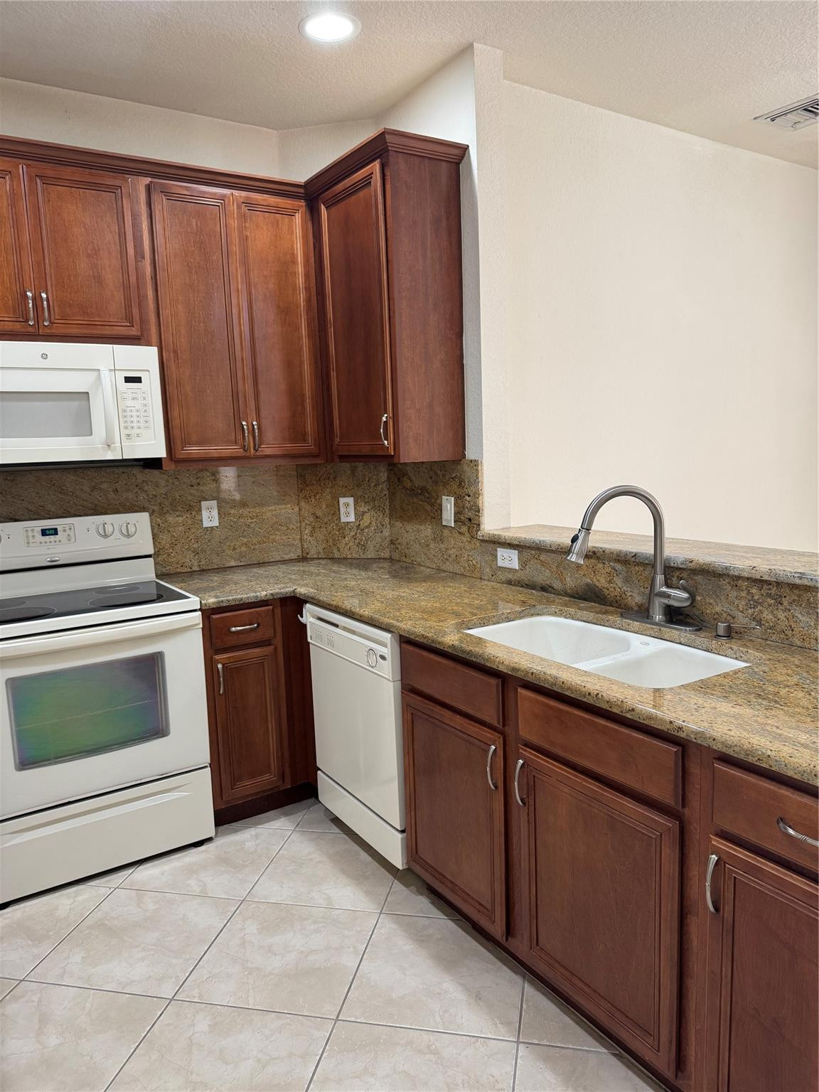 5802 Hampton Hills Boulevard, Unit 5802 Fort Lauderdale, FL 33321 - Photo 5 of 22 Photo 5