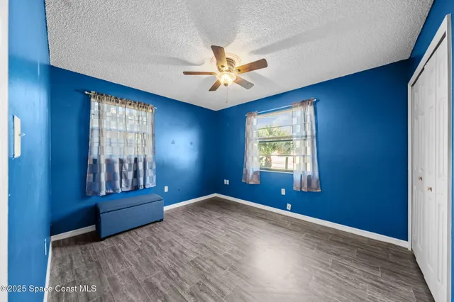 a view of empty room with window