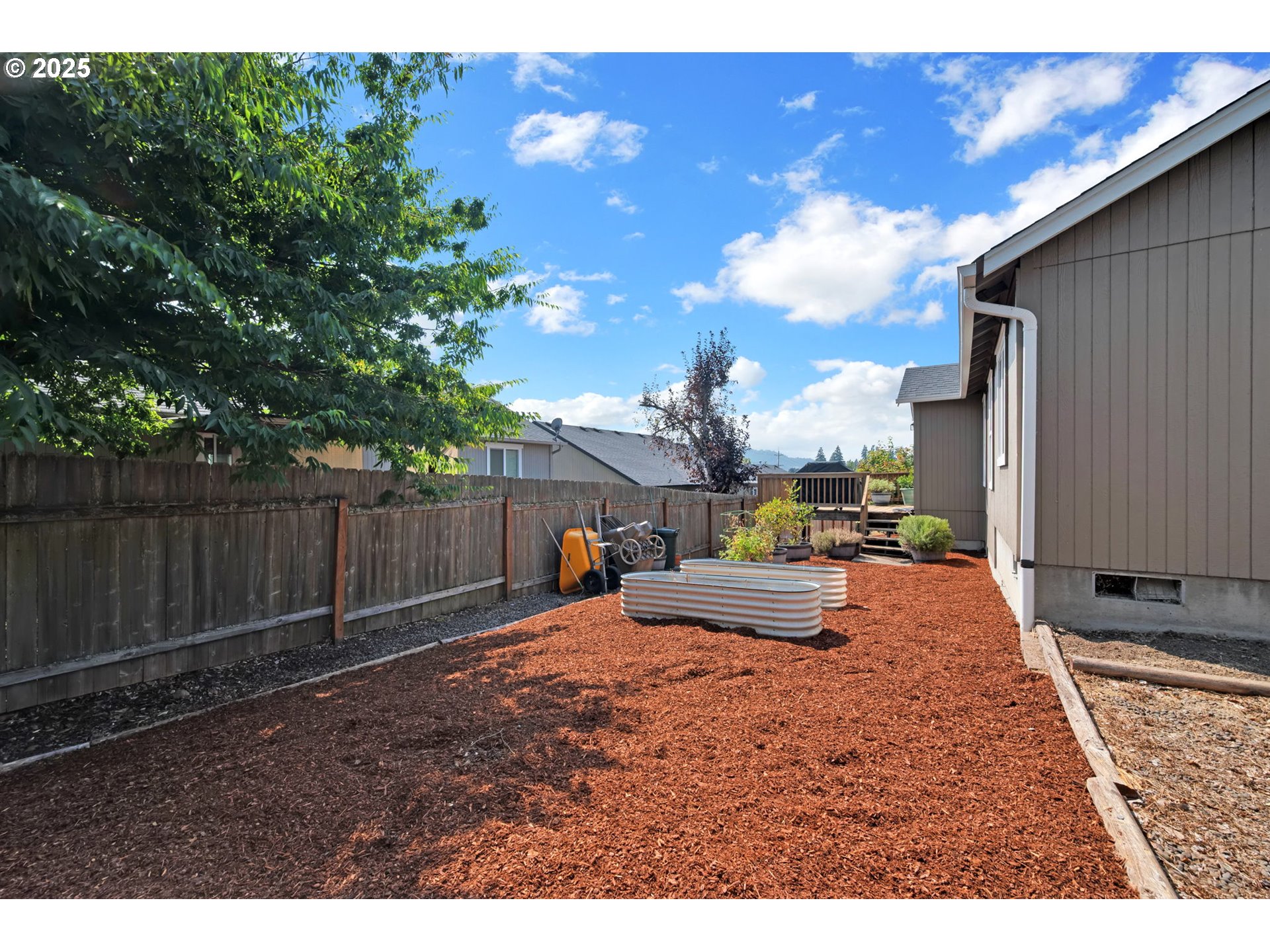 6057 Pebble Court Springfield, OR 97478 - Photo 40 of 42 a view of a backyard of the house