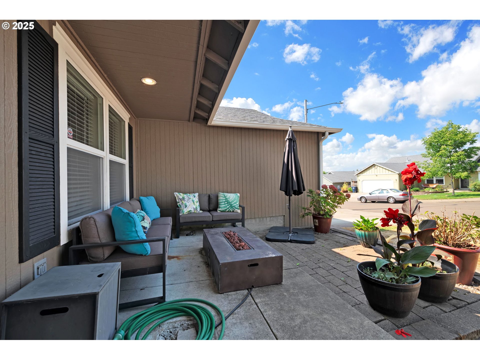 6057 Pebble Court Springfield, OR 97478 - Photo 4 of 42 a building outdoor space with patio furniture and potted plants